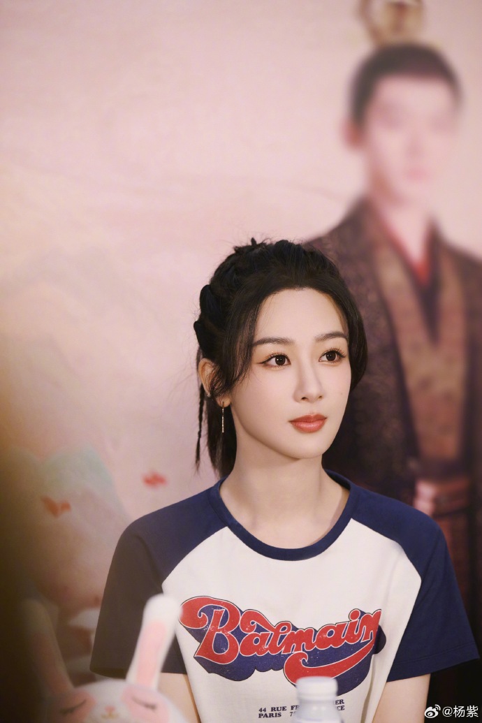 90后美女明星杨紫长相思下班打卡图片 2
