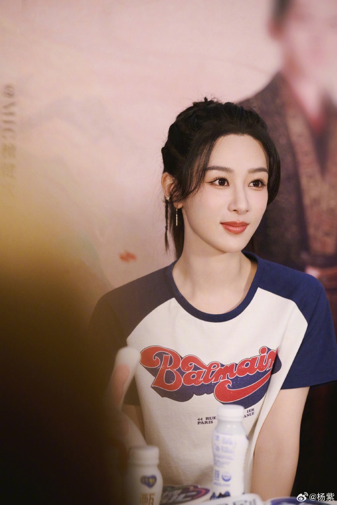 90后美女明星杨紫长相思下班打卡图片 3