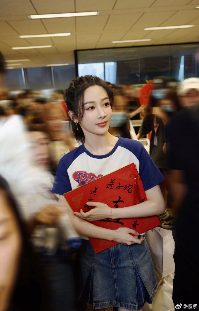90后美女明星杨紫长相思下班打卡图片 4