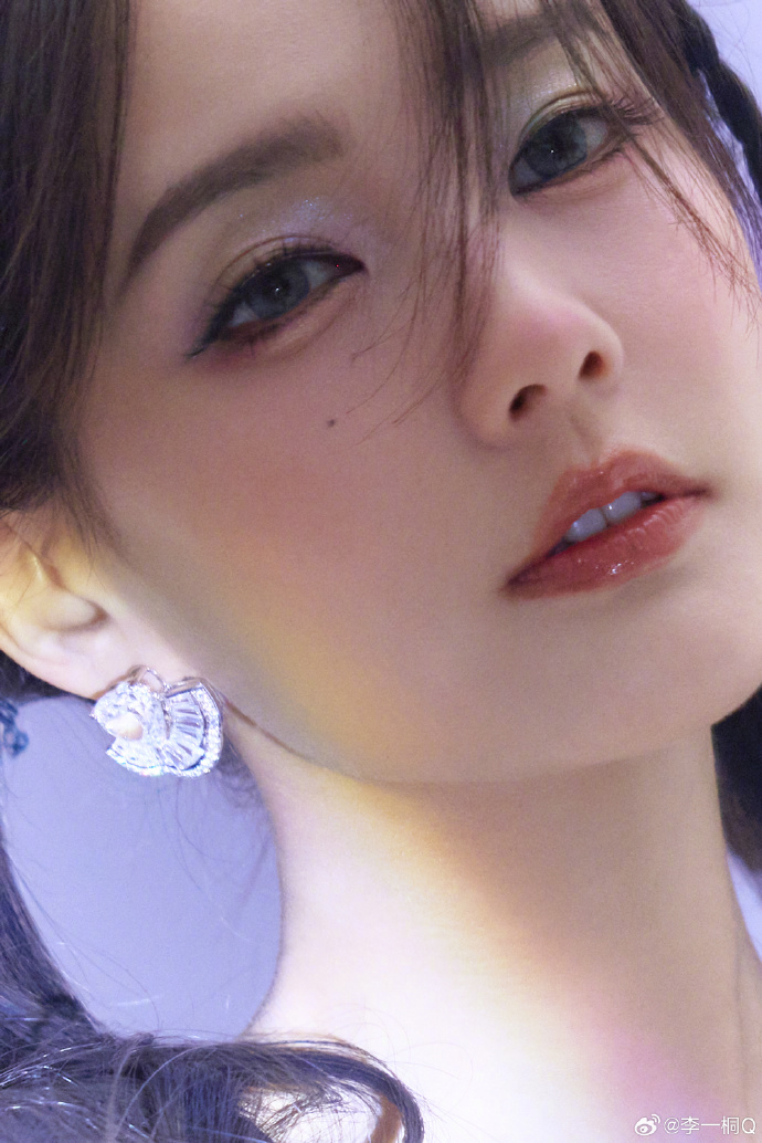 90后美女演员李一桐甜美写真