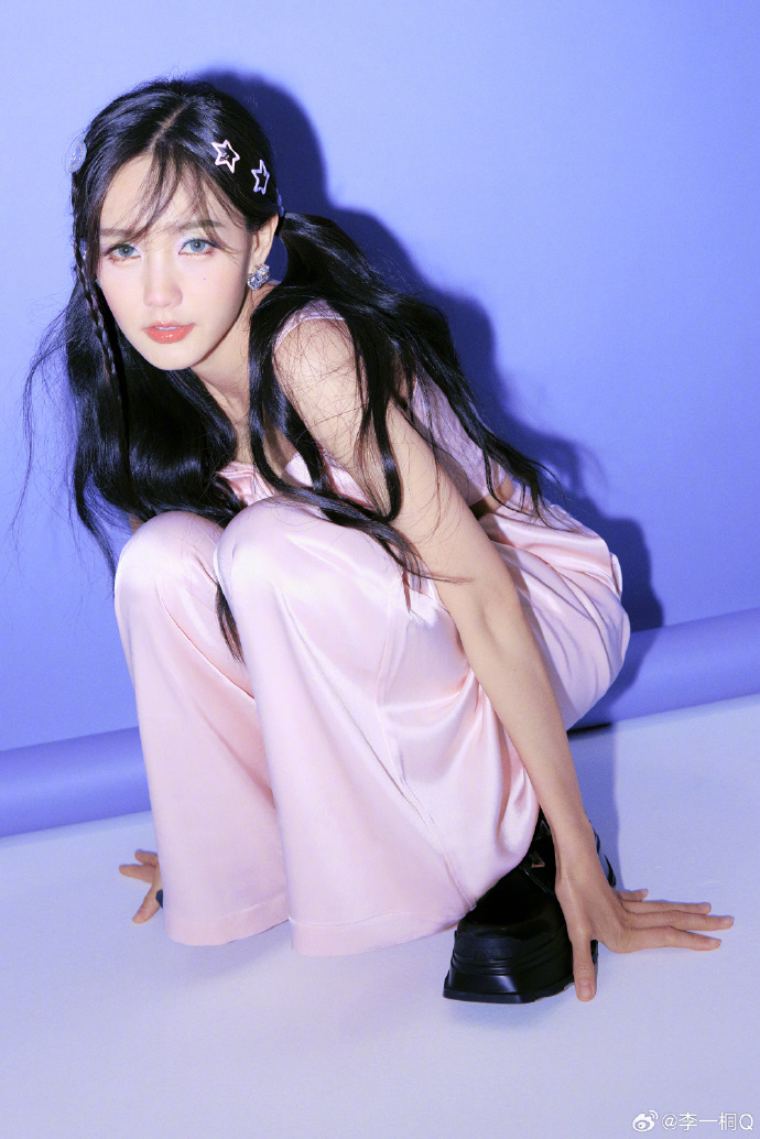 90后美女演员李一桐甜美写真 2