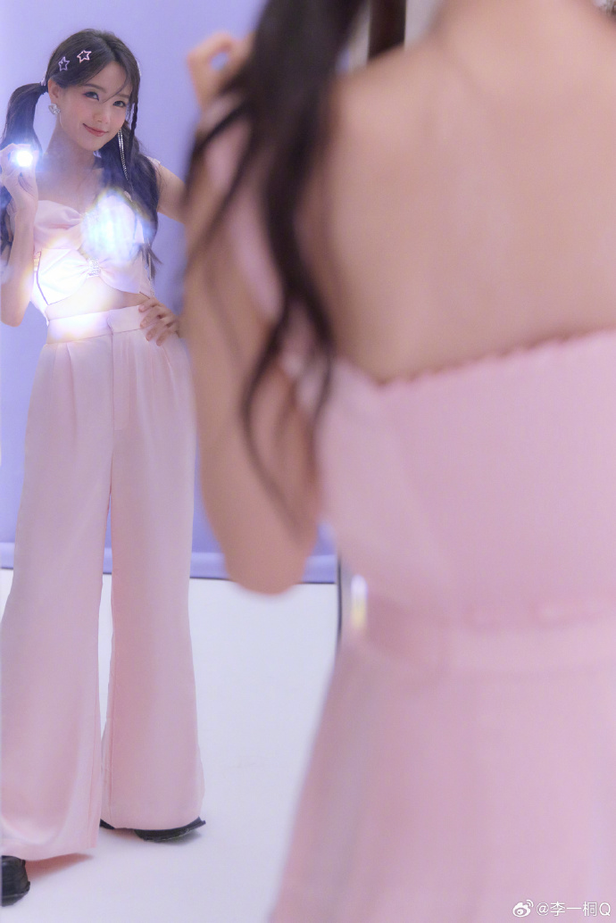 90后美女演员李一桐甜美写真 4