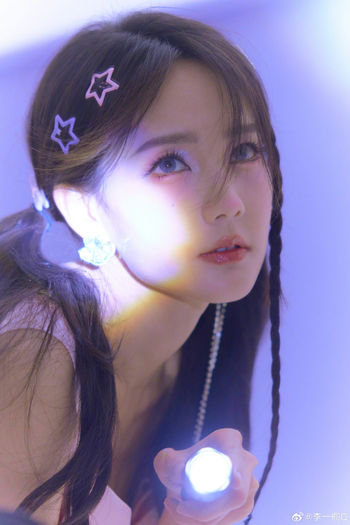90后美女演员李一桐甜美写真 6