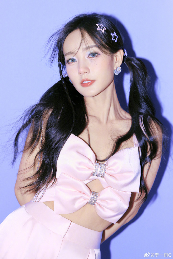 90后美女演员李一桐甜美写真 7