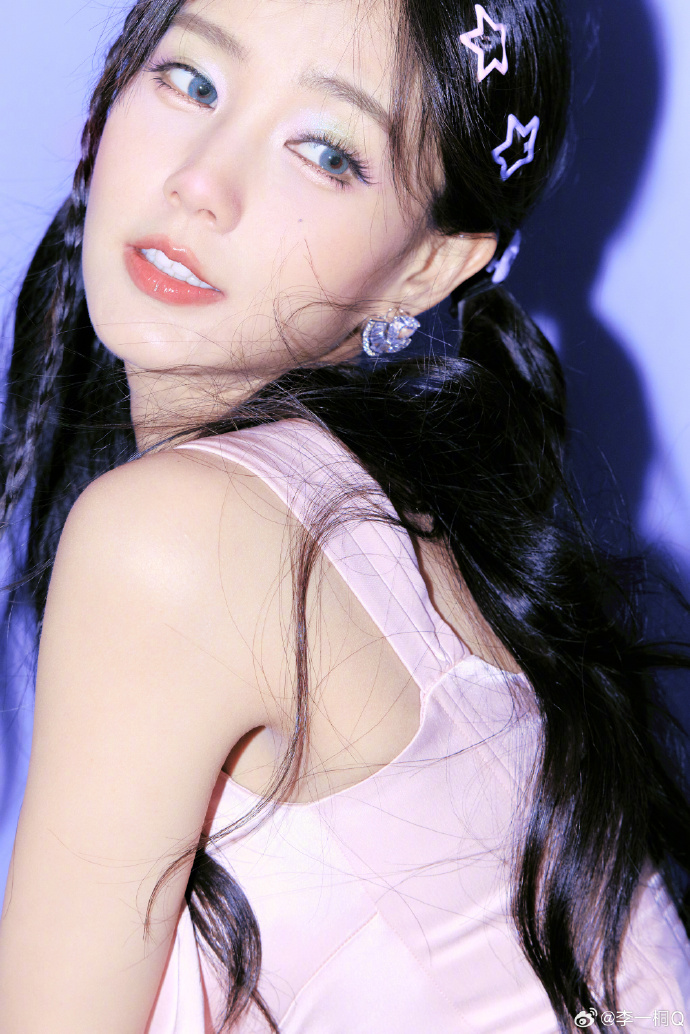 90后美女演员李一桐甜美写真 8