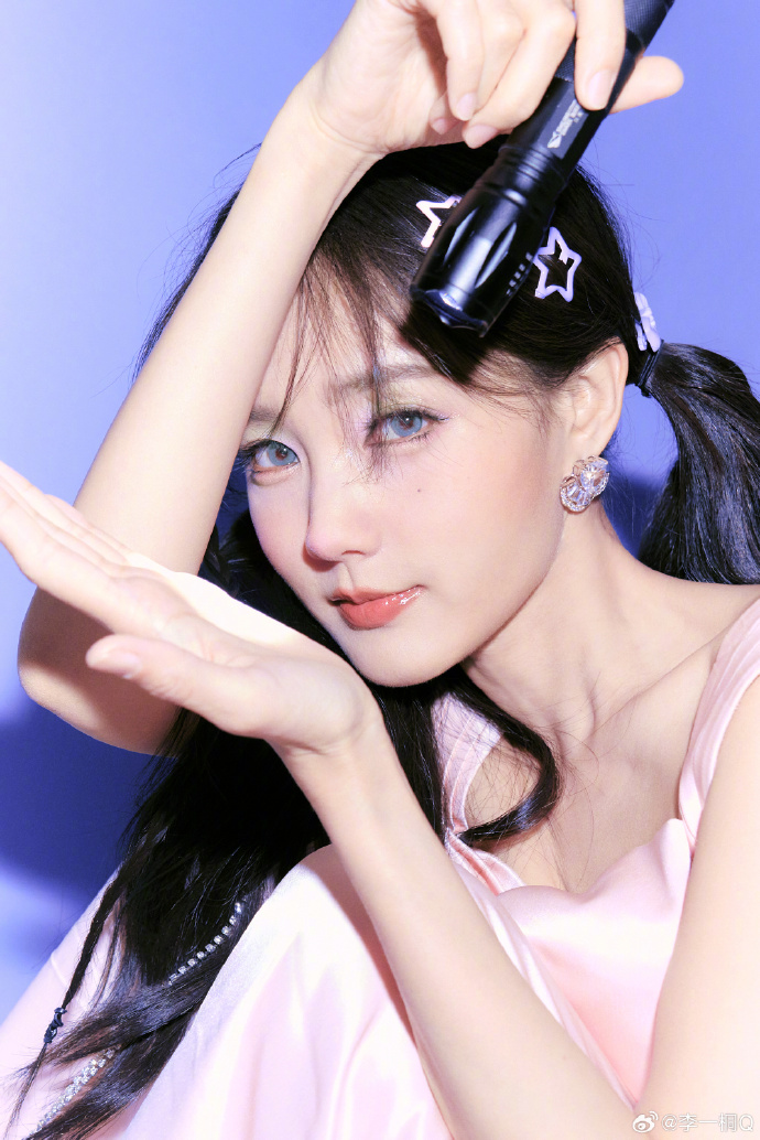 90后美女演员李一桐甜美写真 9
