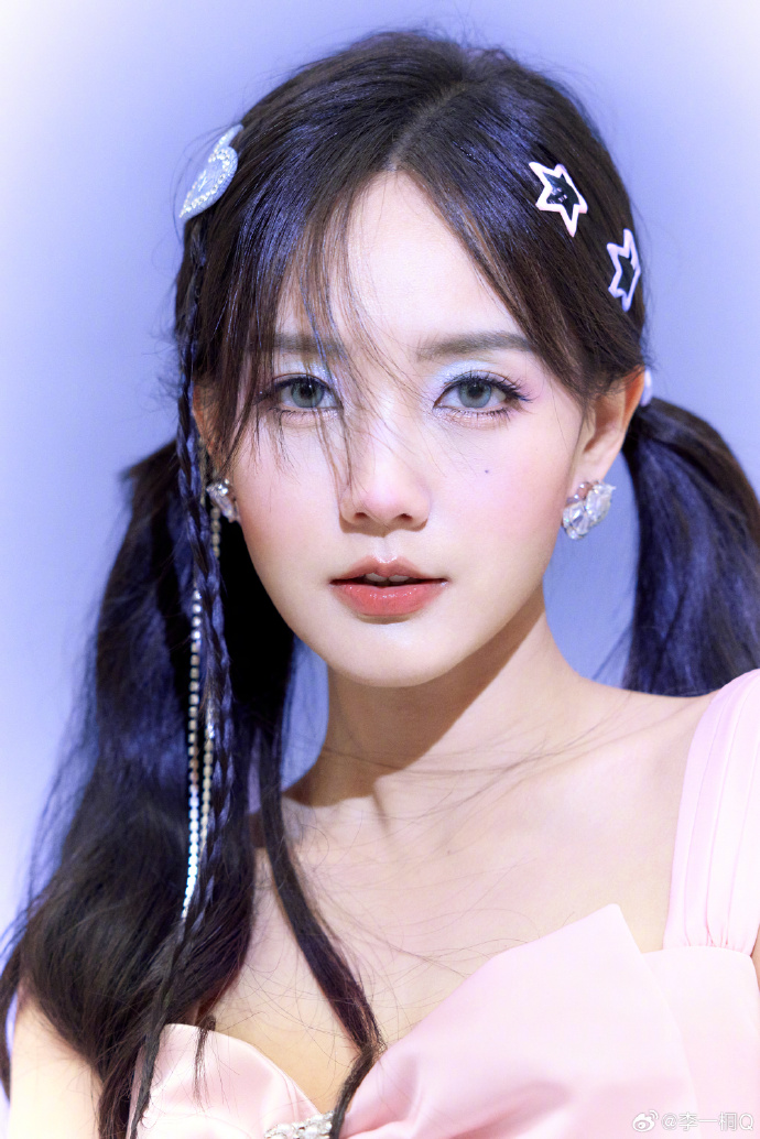 90后美女演员李一桐甜美写真 10