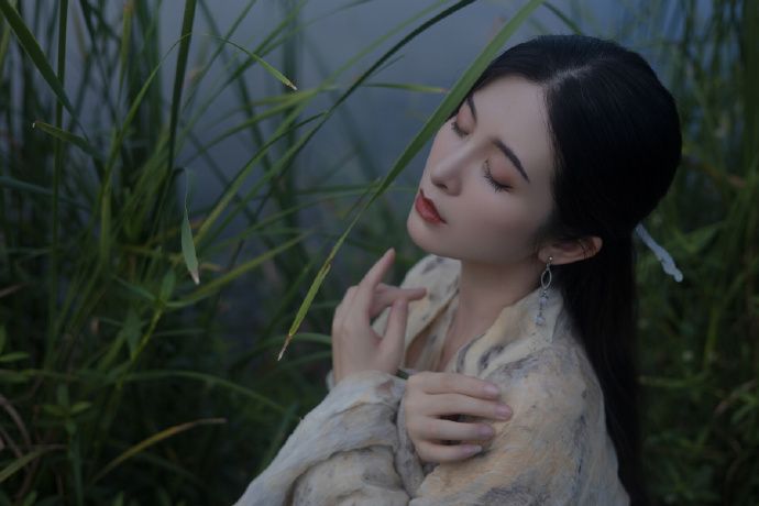 大眼美女写真古装美女图片