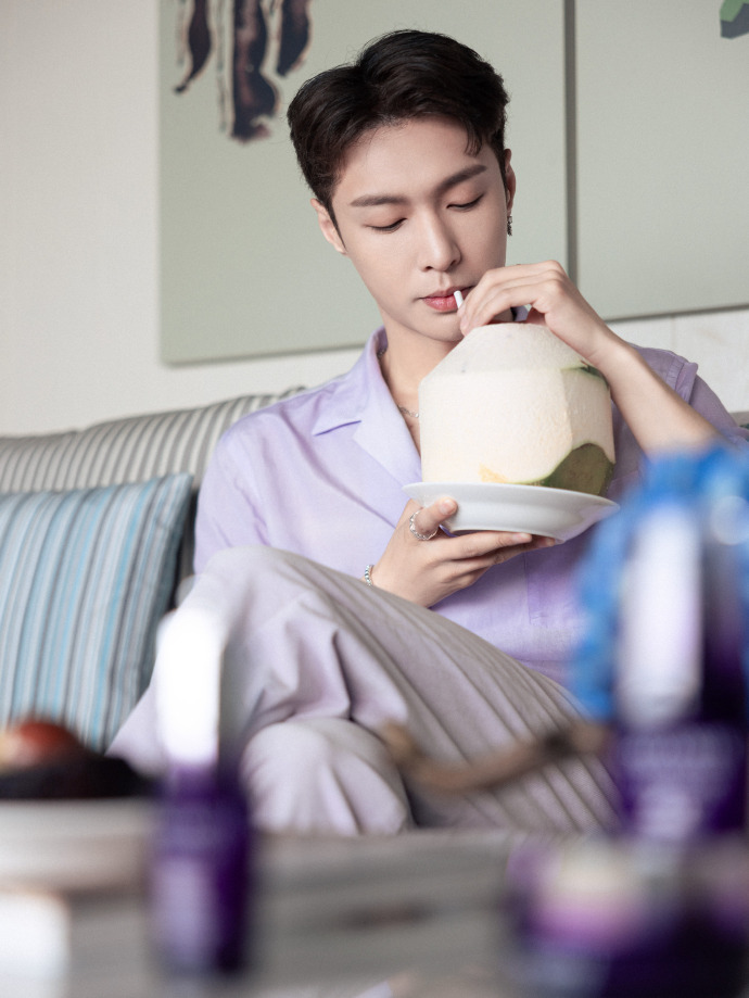 90H后帅哥明星张艺兴图片