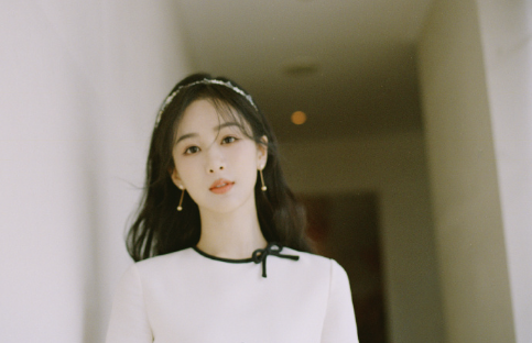 90后美女明星杨紫唯美人像图片 5