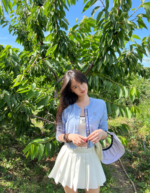 上海美女明星袁冰妍摘樱桃图片 5