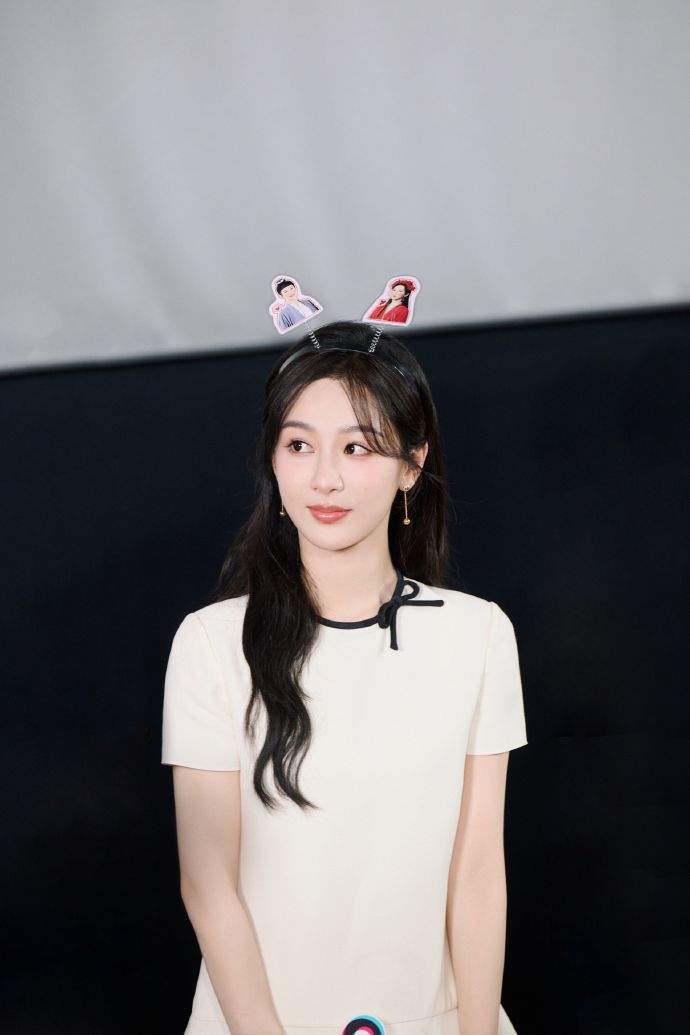 北京美女写真杨紫白色连衣裙图片 2