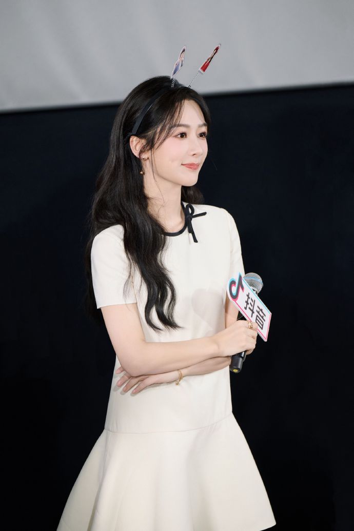 北京美女写真杨紫白色连衣裙图片 3