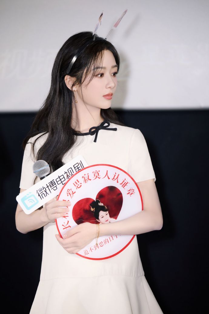 北京美女写真杨紫白色连衣裙图片 4