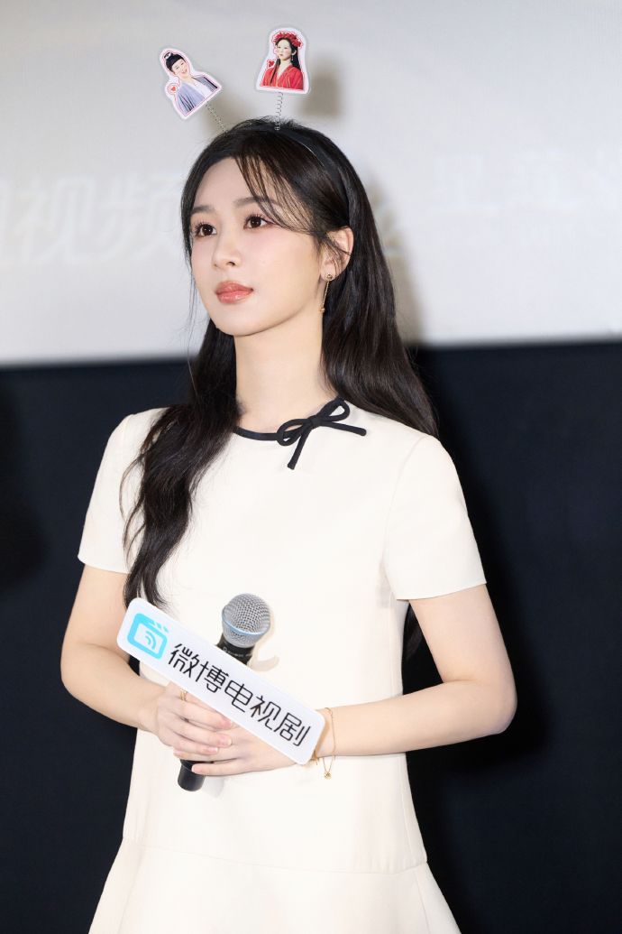 北京美女写真杨紫白色连衣裙图片 5